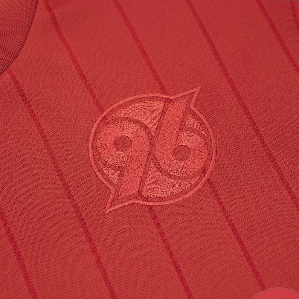 Hannover 96 anniversary shirt crest detail