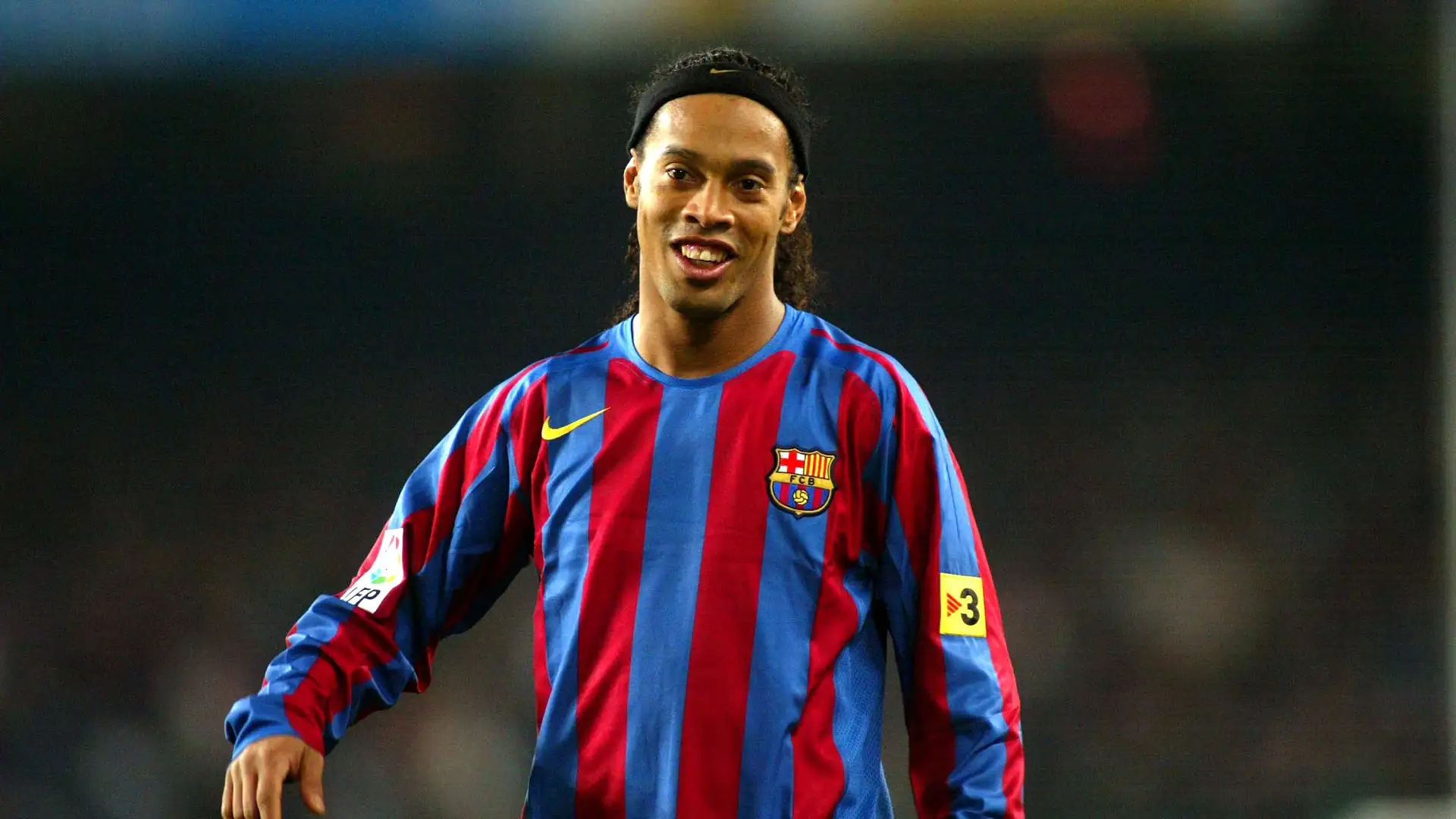 Ronaldinho wearing the original 2005-06 FC Barcelona home shirt
