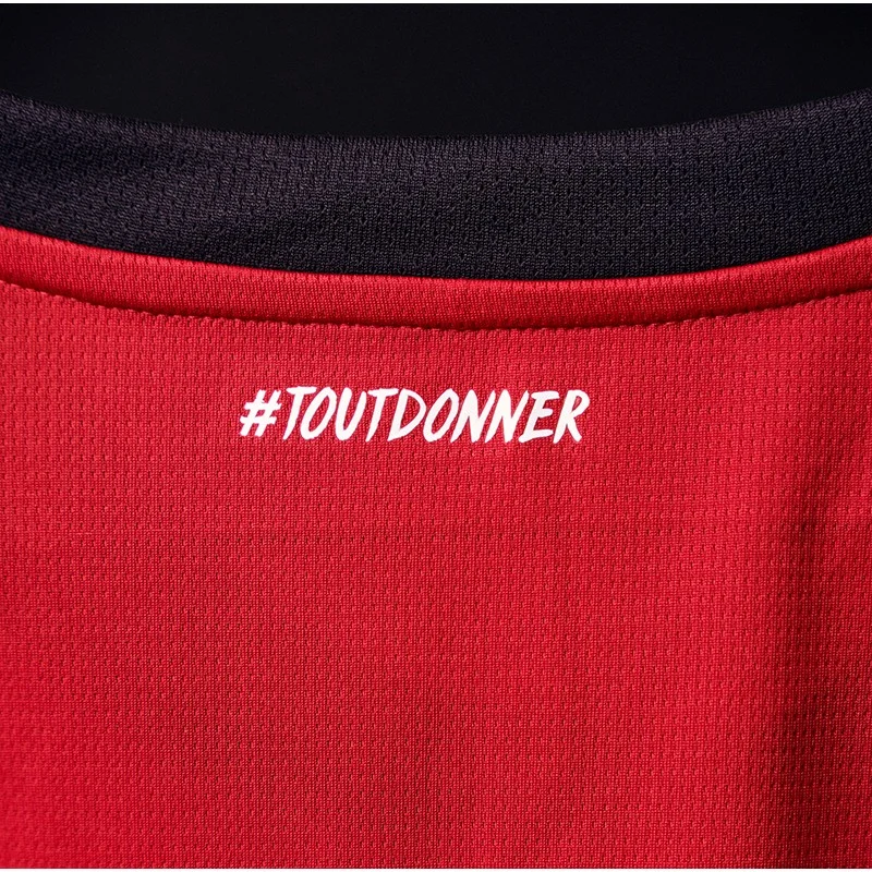 #TOUTDONNER beneath the back collar