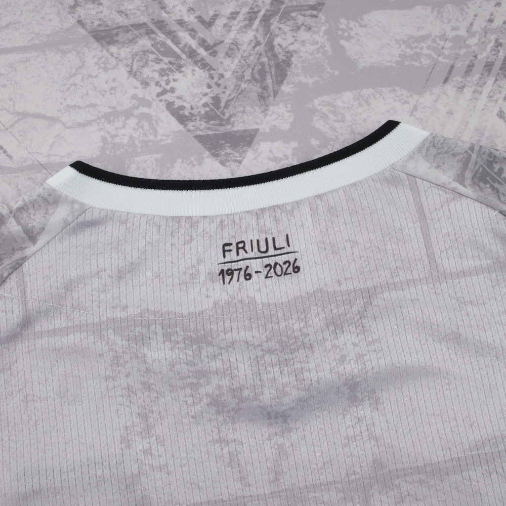 Udinese commemorative shirt collar and crest detail