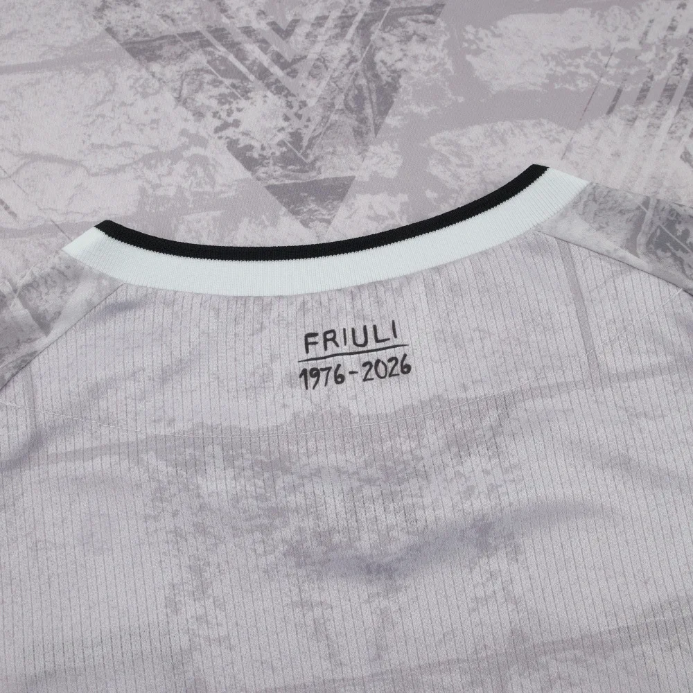 Udinese commemorative shirt collar and crest detail
