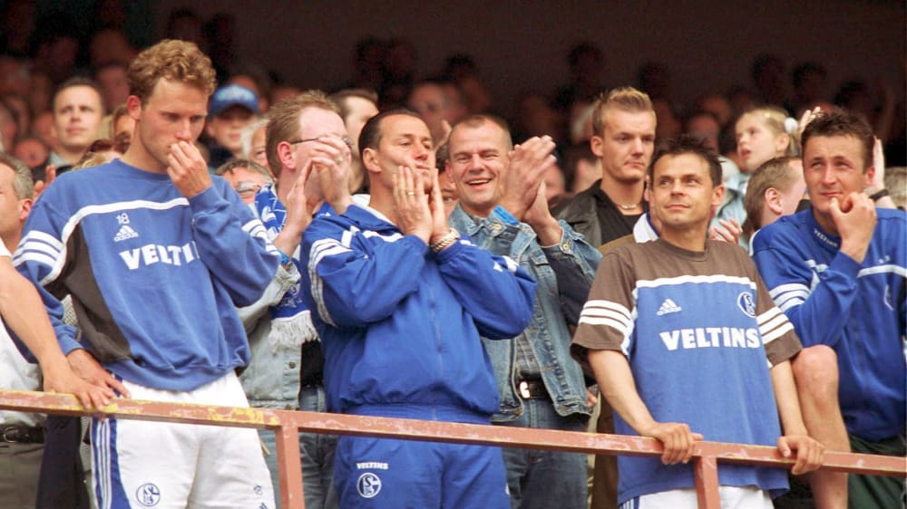 Schalke players with the Meisterschale, May 2001