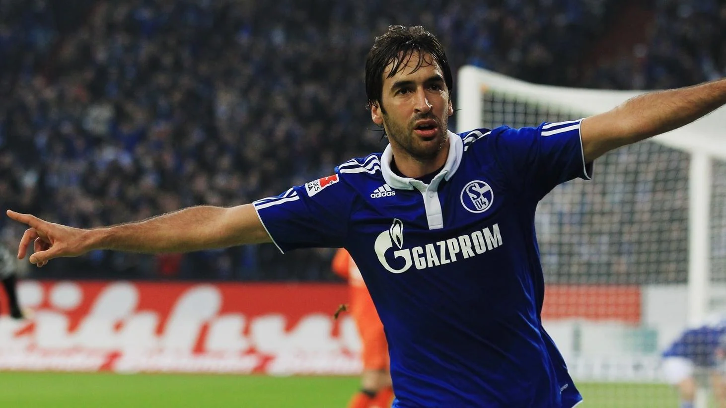 Raul in FC Schalke 04 kit, 2010-11